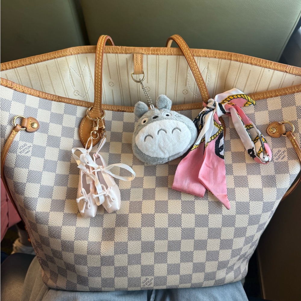Louis Vuitton Beige Checkered Shoulder Bag with Scarf - Picture 2 of 16